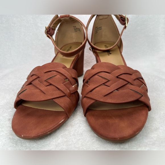 White mt. Brick colored ankle strap heels - Picture 4 of 6